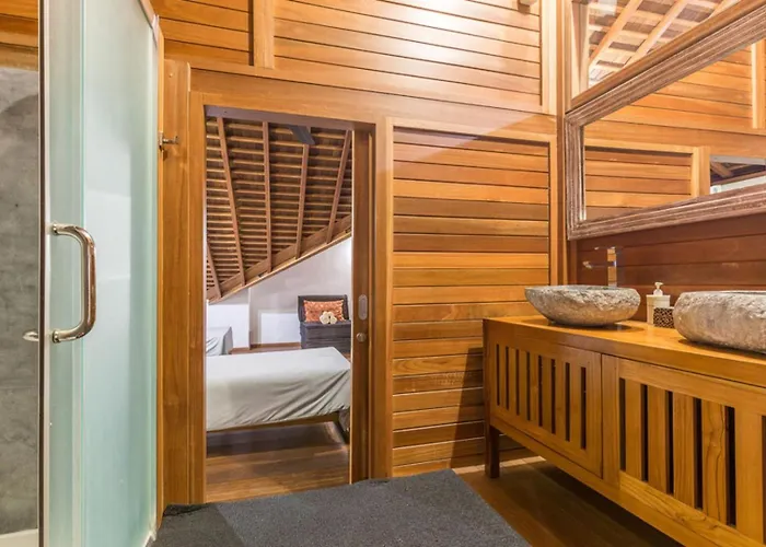Villa Tropical 5br & 20m Pool, Sleeps 12 Seminyak