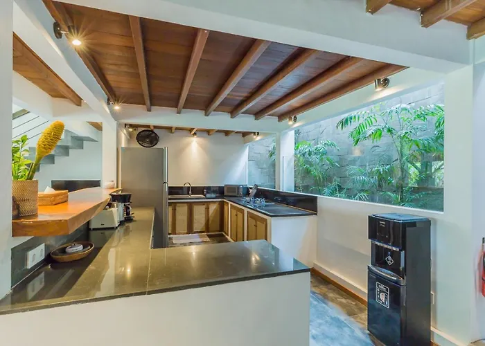 Villa Tropical 5br & 20m Pool, Sleeps 12 Seminyak