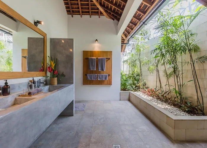 Tropical 5br & 20m Pool, Sleeps 12 Seminyak