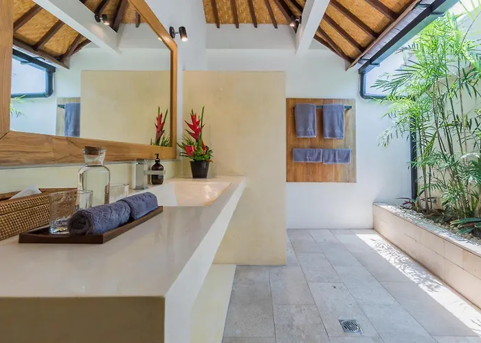 Tropical 5br & 20m Pool, Sleeps 12 Villa *