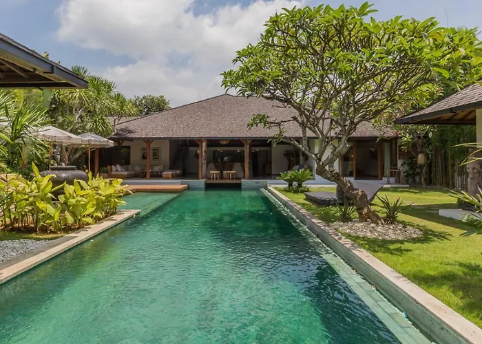 Villa Tropical 5br & 20m Pool, Sleeps 12 Seminyak