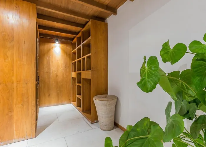 Villa Tropical 5br & 20m Pool, Sleeps 12 Seminyak