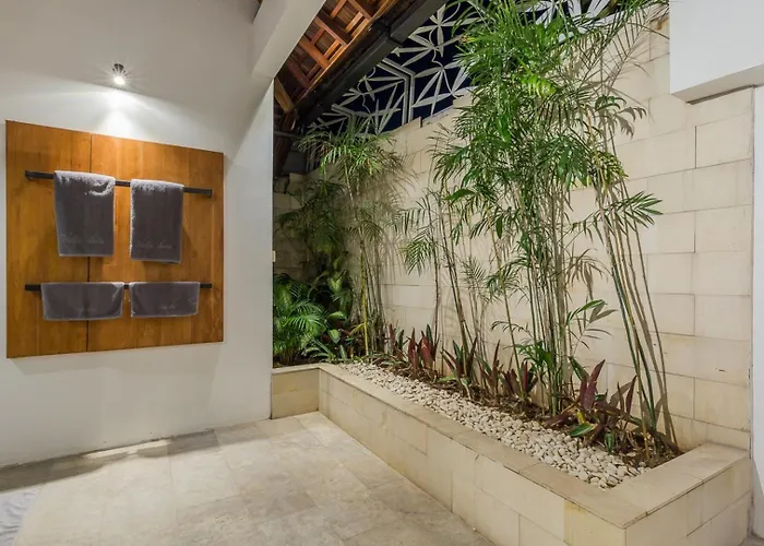 Tropical 5br & 20m Pool, Sleeps 12 Villa Seminyak